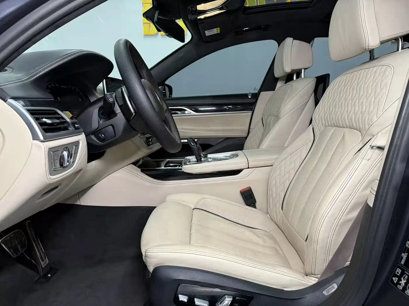 BMW 7 Series 2017 M760Li xDrive фото 9