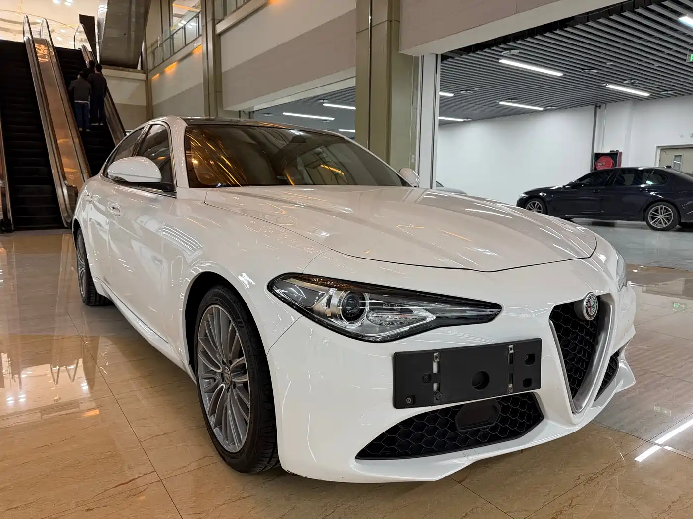Alfa Romeo Giulia 2017 2.0T 280HP Luxury Edition фото 3