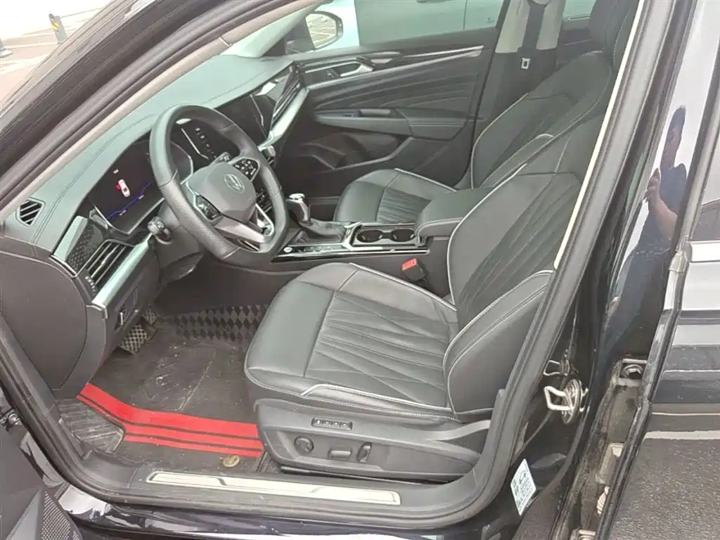Volkswagen Passat 2023 330TSI Luxury Edition фото 15