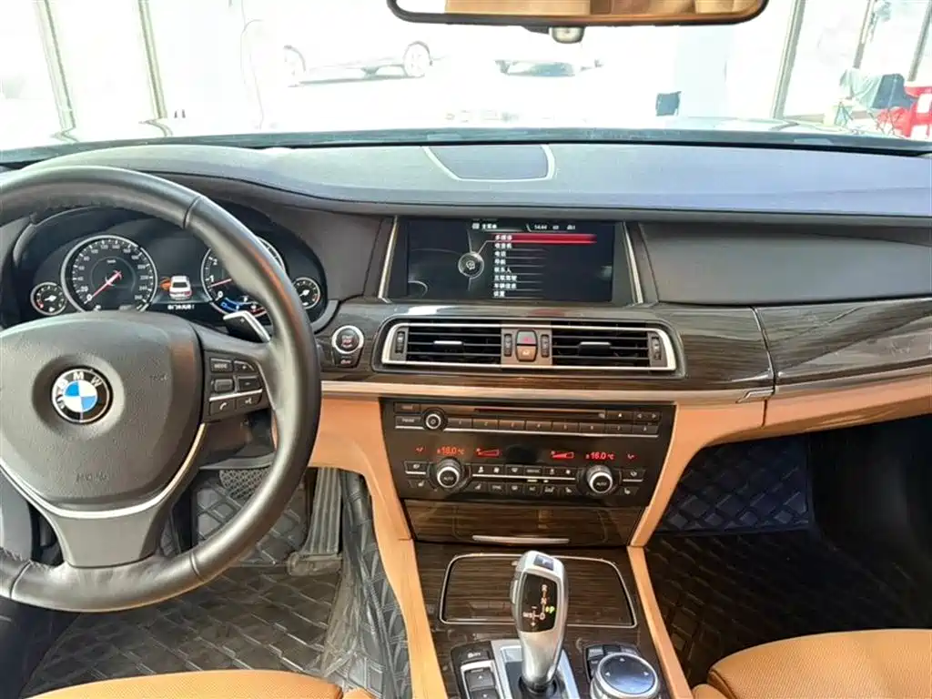 BMW 7 Series 2013 Model 740Li xDrive фото 8