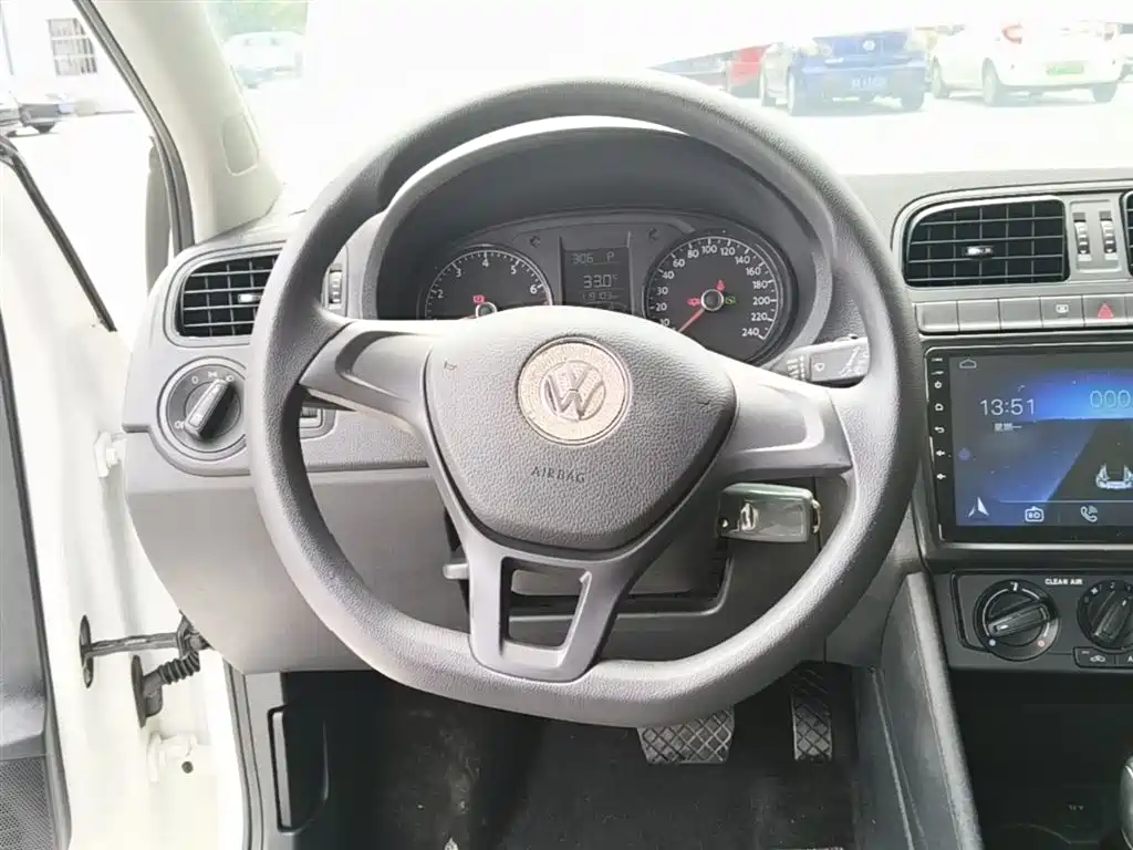 Volkswagen Polo 2016 1.4L Automatic Trend фото 11