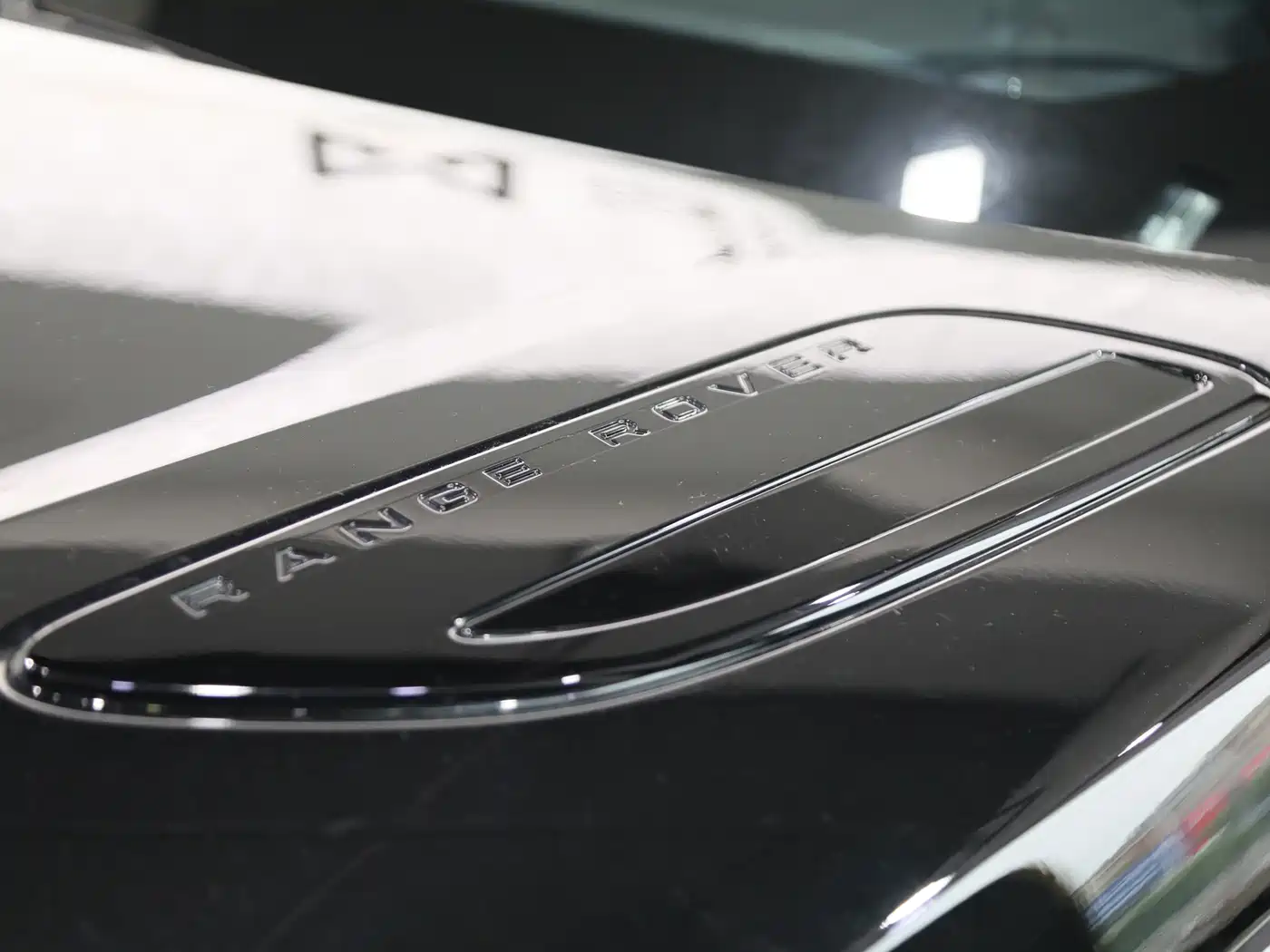 Land Rover Range Rover Velar 2023 250PS Gloss Black Collector's Edition фото 5