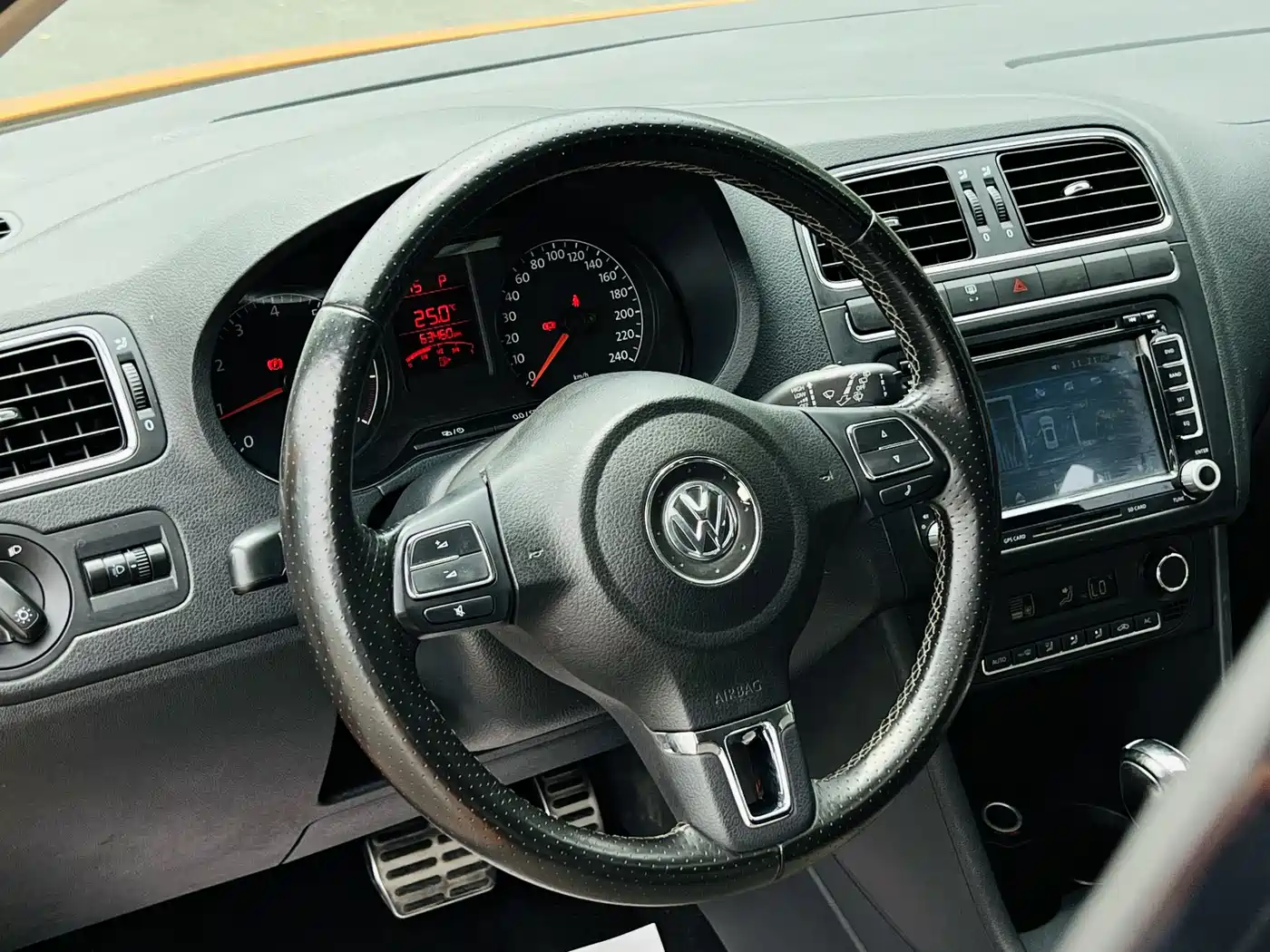 Volkswagen Polo 2012 1.6L Cross Polo AT фото 11