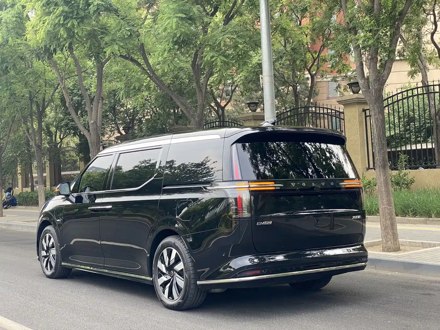 2025 Volvo EM90