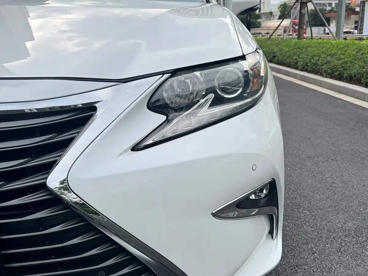 Lexus ES 2015 300h Comfort Edition фото 9
