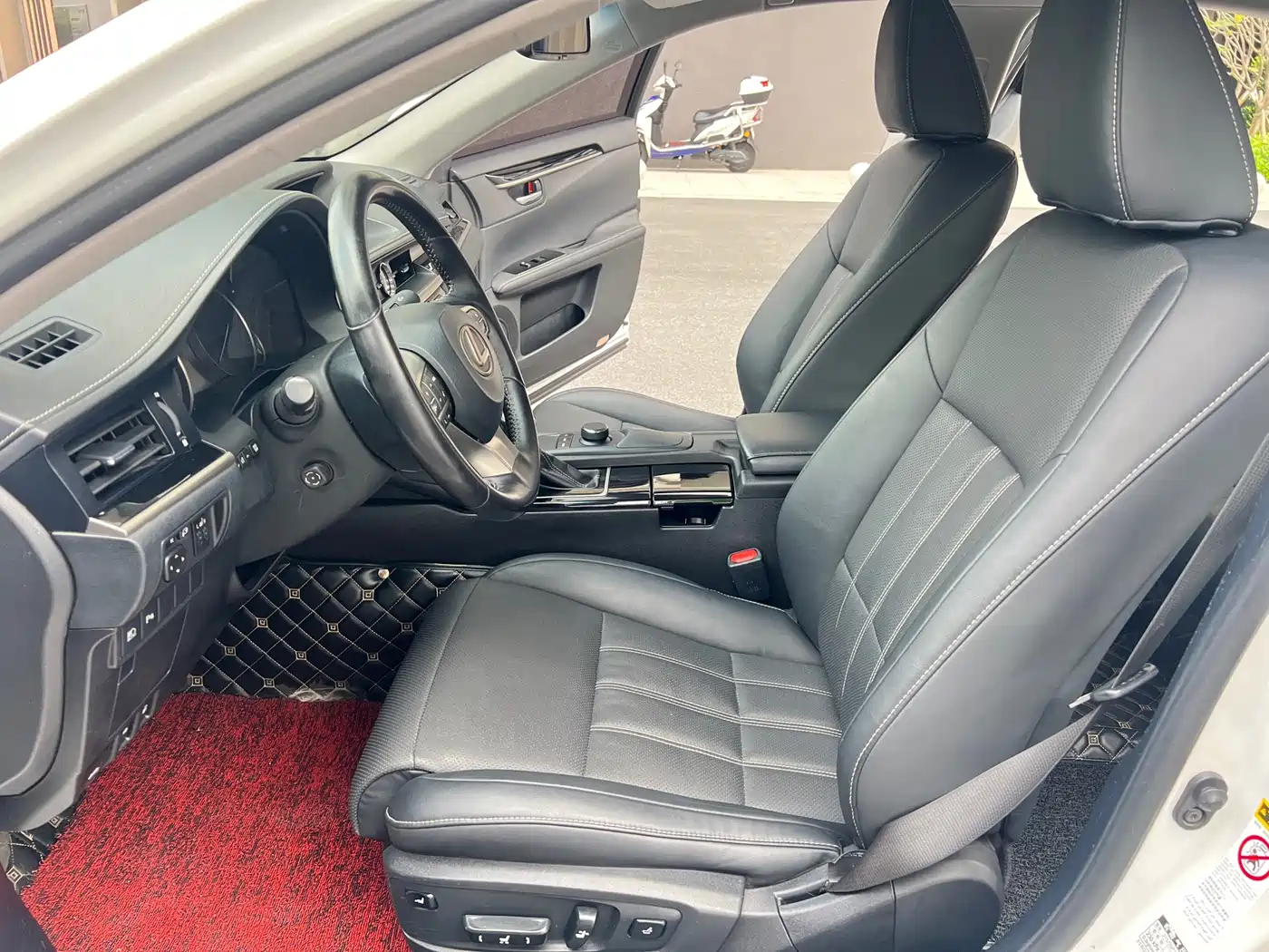 Lexus ES 2015 300h Comfort Edition фото 13