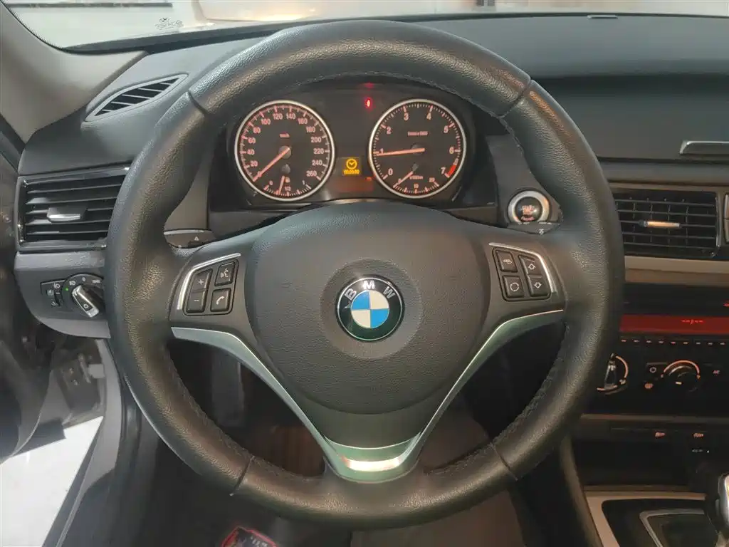 BMW X1 2014 sDrive18i Fashion Edition фото 3