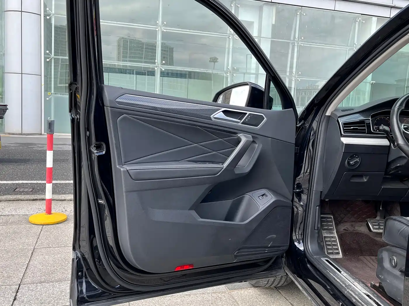 Volkswagen Tiguan L 2023 Facelift 330TSI Auto FWD R-Line Premium фото 13
