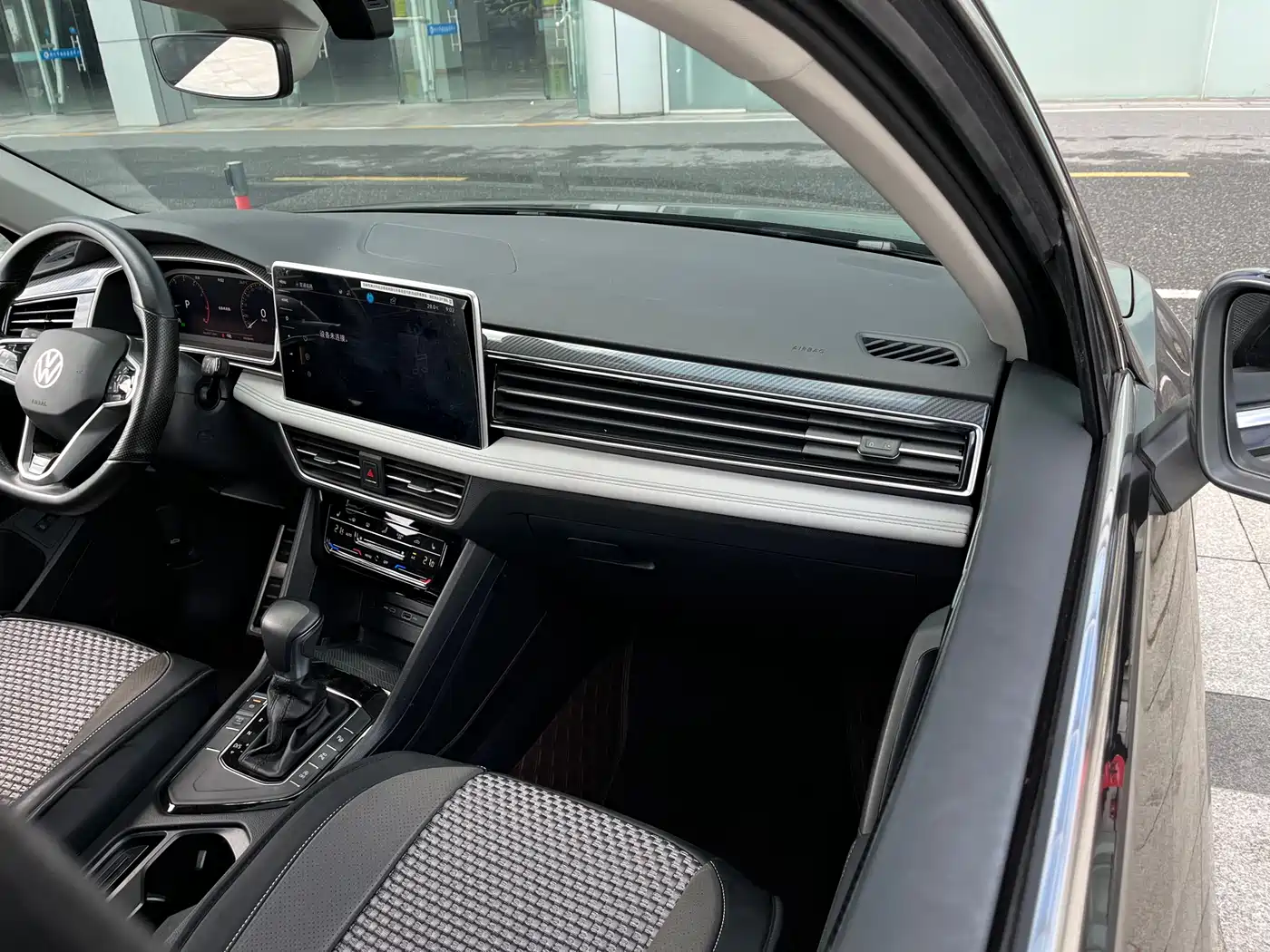 Volkswagen Tiguan L 2023 Facelift 330TSI Auto FWD R-Line Premium фото 17