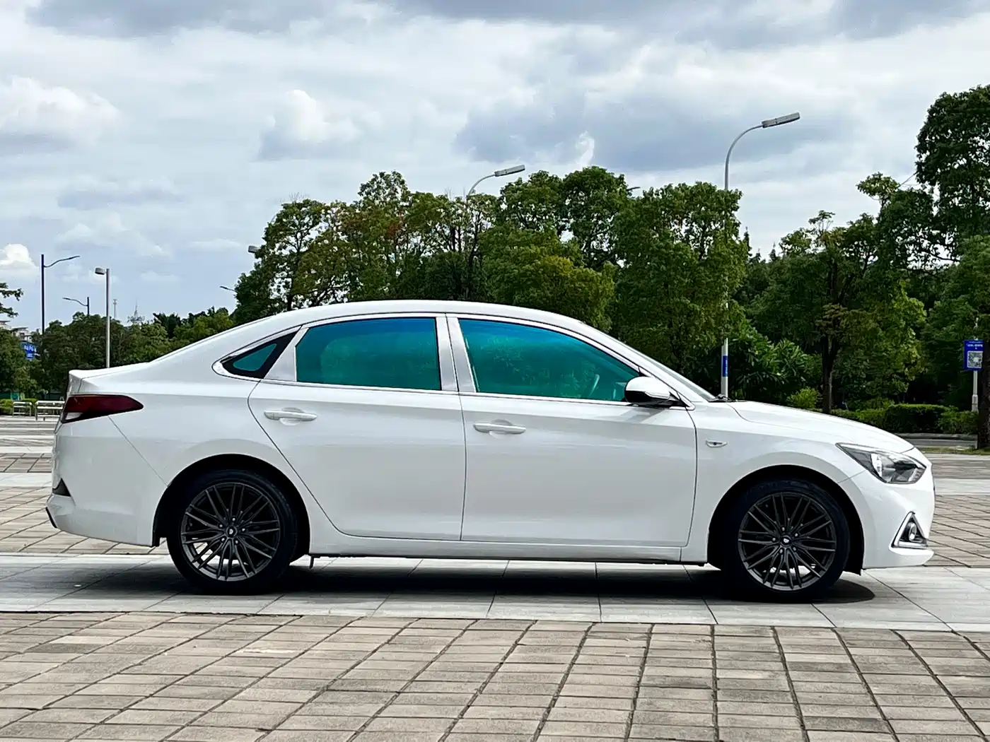 Hyundai Elantra 2017 1.6L Automatic Joy Edition DLX фото 3