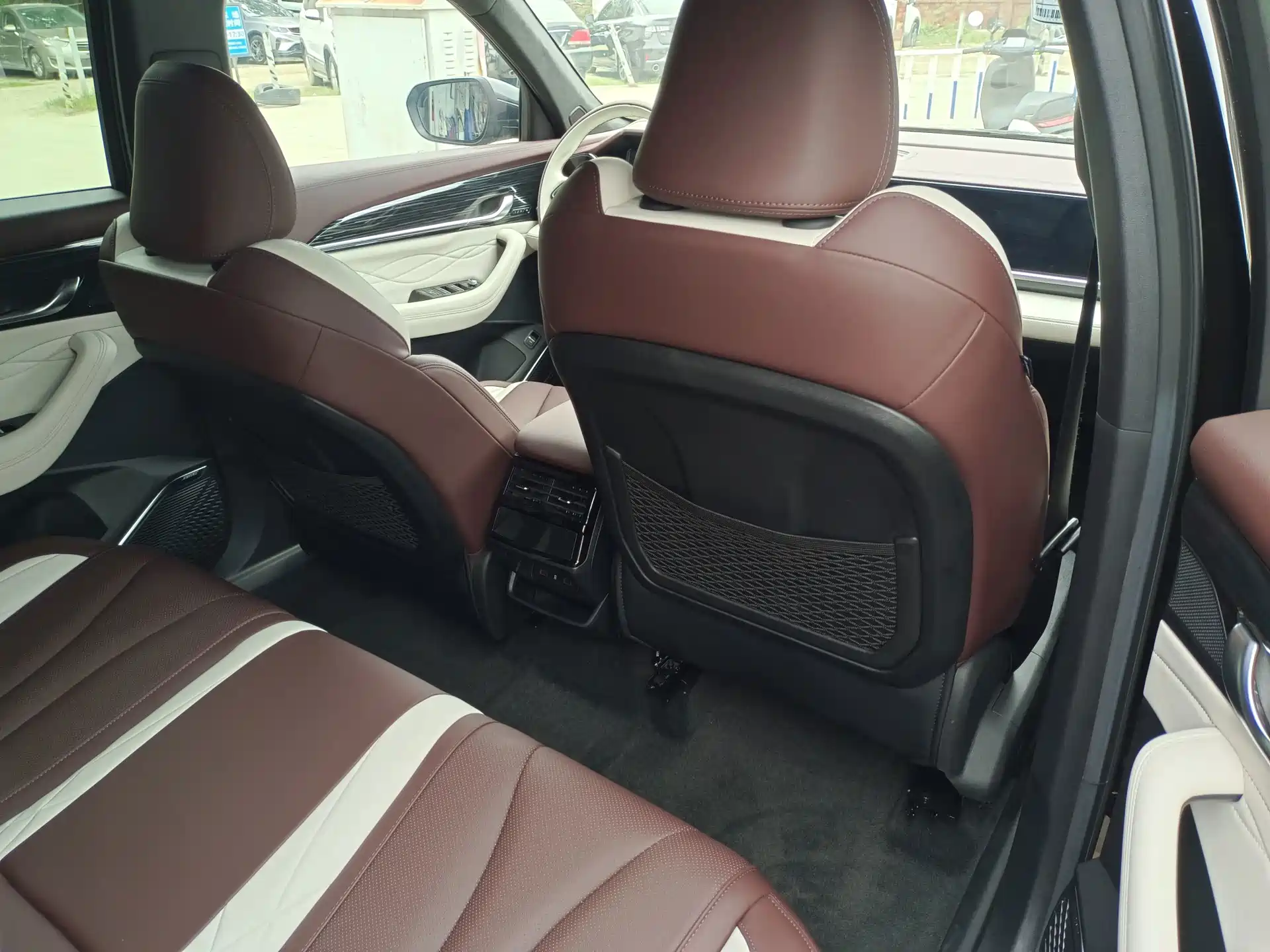 Фото 8 - Geely Monjaro