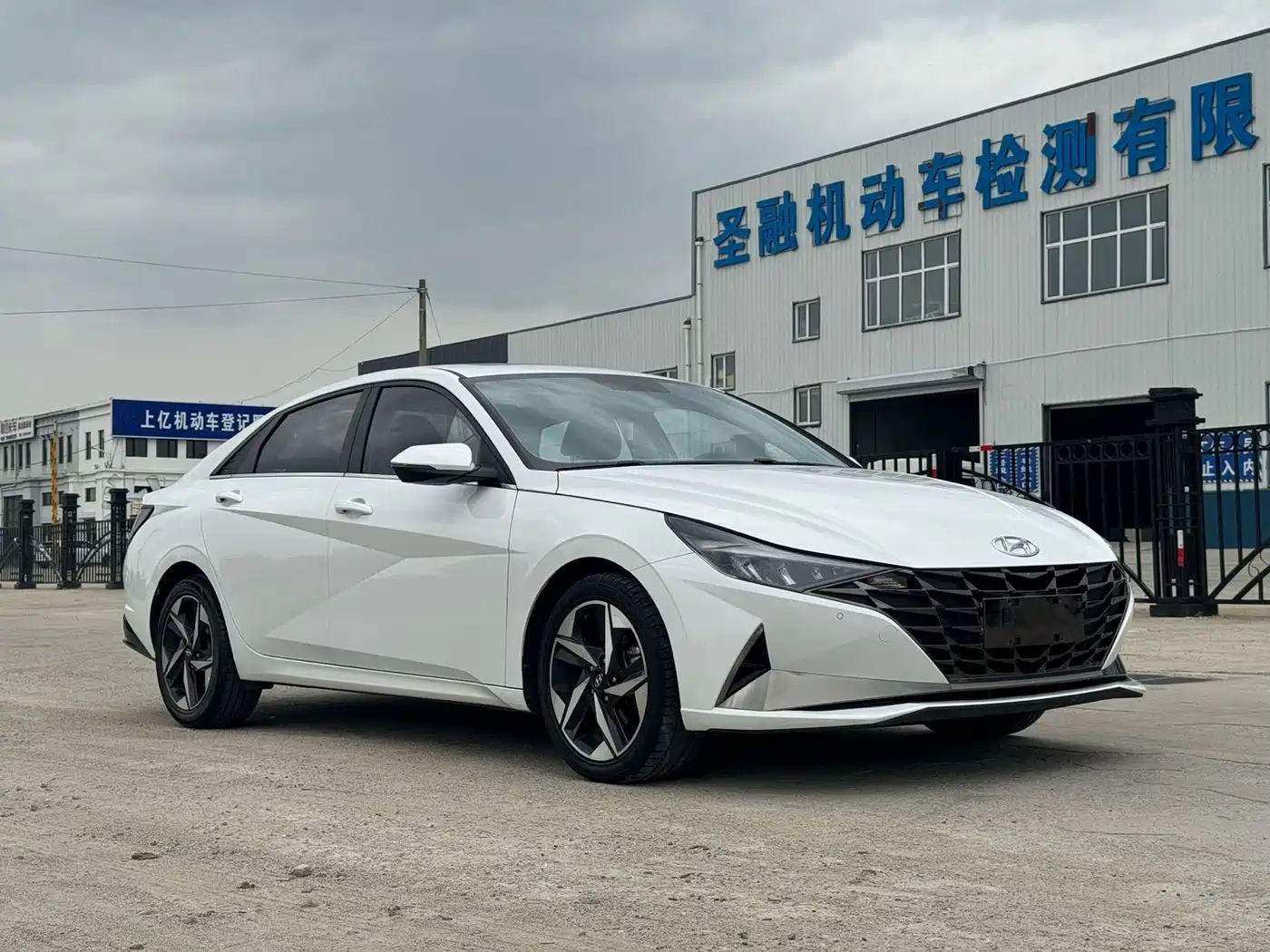 Hyundai Elantra 2022 1.5L CVT GLX Elite Edition фото 3