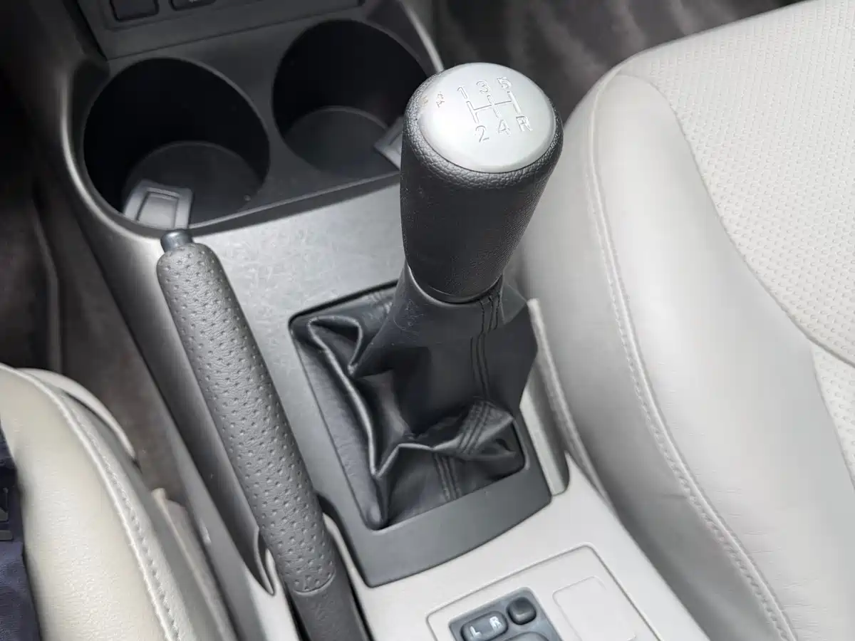 Toyota RAV4 Rongfang 2010 Model 2.0L Manual Luxury Upgrade Edition фото 18