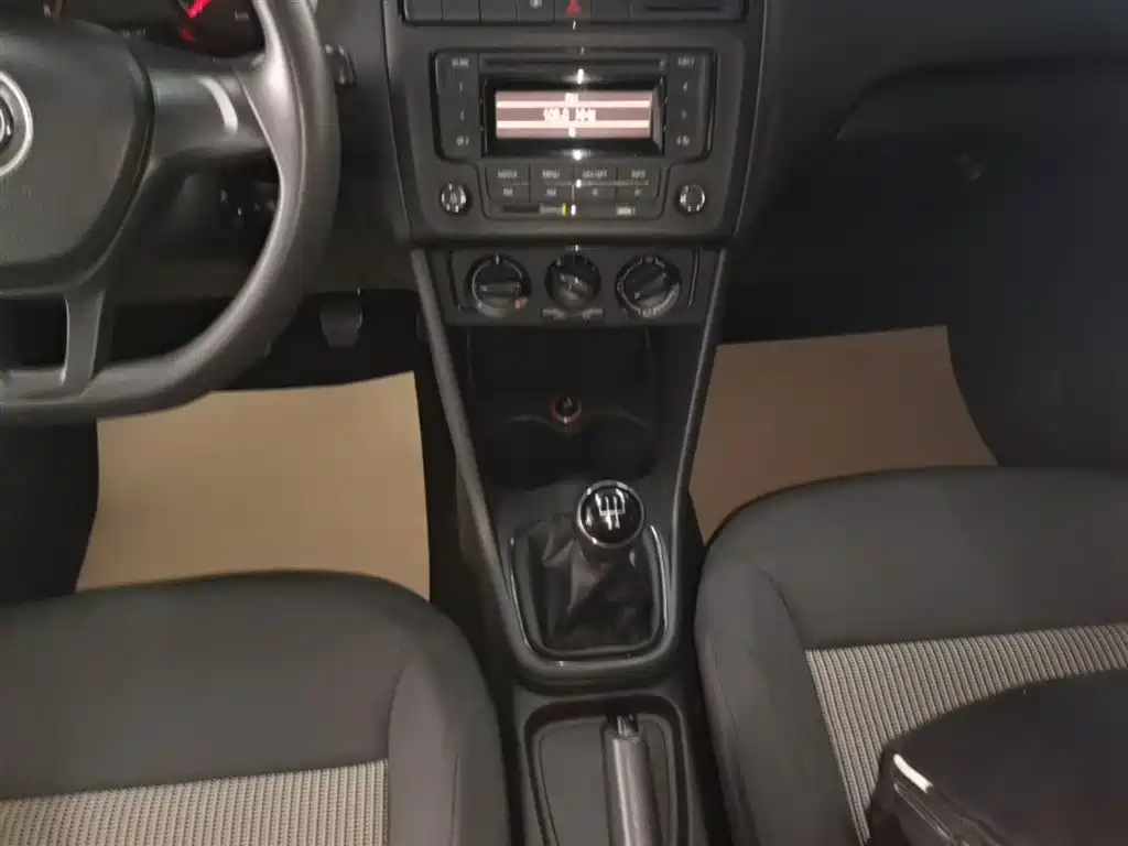 Volkswagen Polo 2014 1.4L Manual Trend Edition фото 14