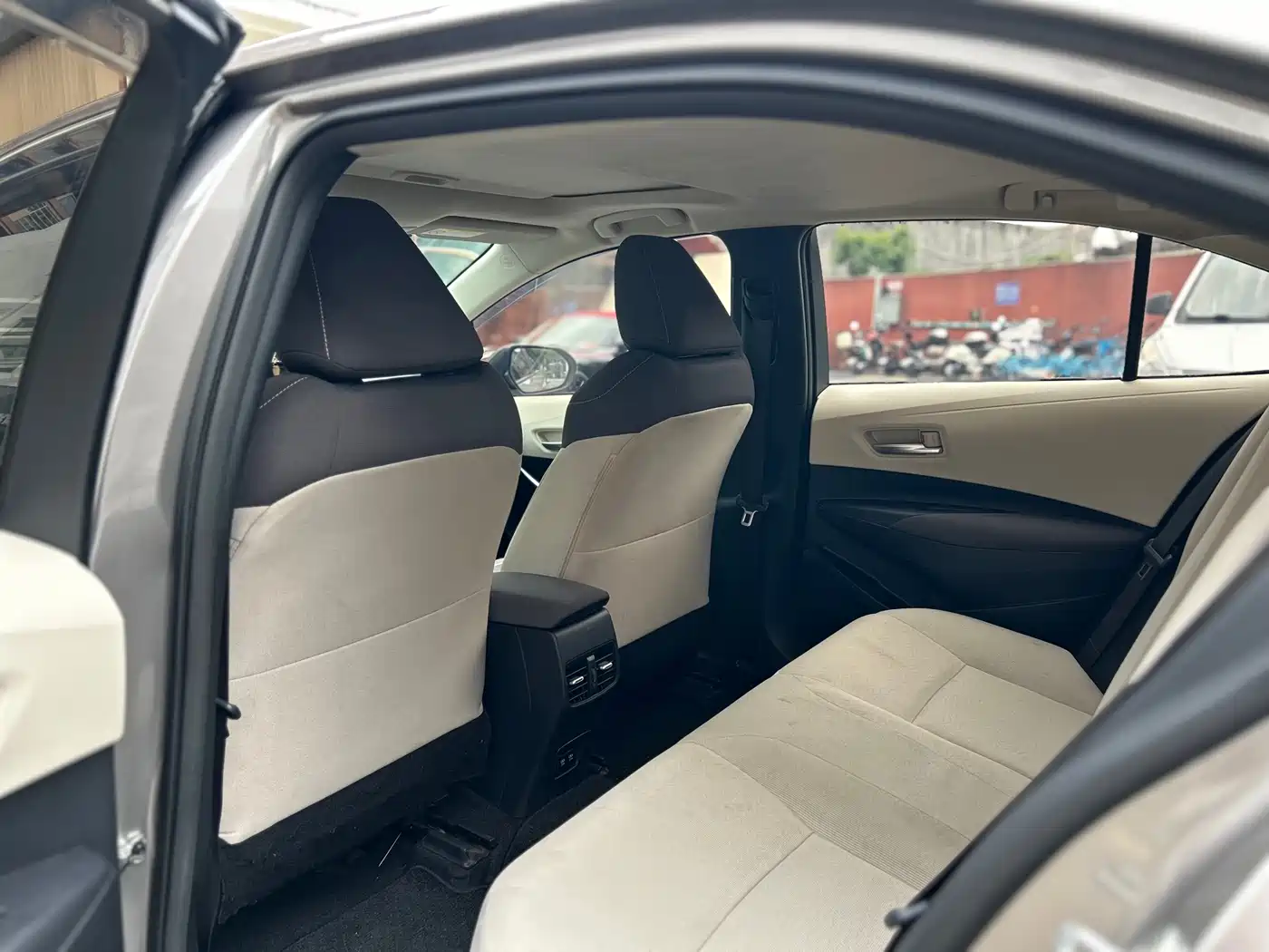 Toyota Corolla 2019 Hybrid 1.8L E-CVT GL-i Elite Edition фото 14