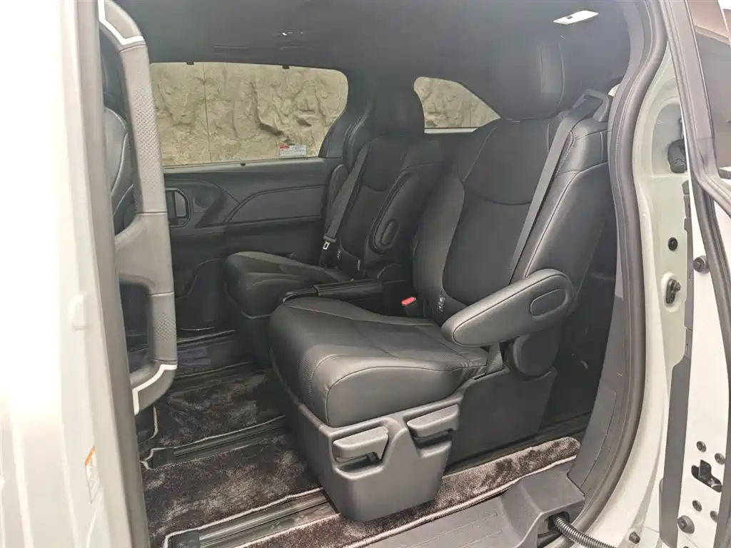 Toyota Sienna 2024 2.5L Hybrid AWD Luxury Edition фото 9