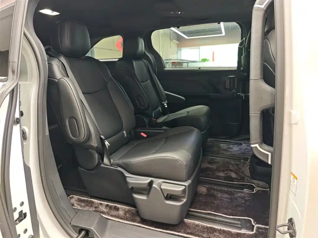 Toyota Sienna 2024 2.5L Hybrid AWD Luxury Edition фото 12