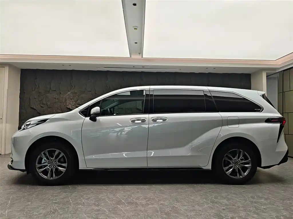 Toyota Sienna 2024 2.5L Hybrid AWD Luxury Edition фото 3