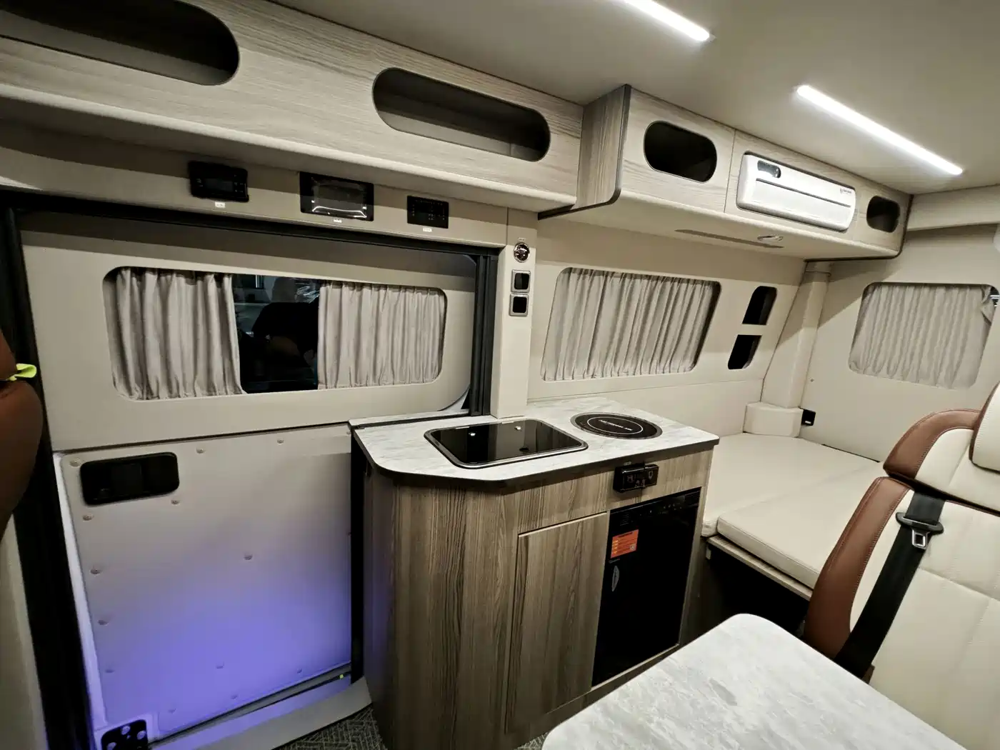 Sinotruk Xianfeng V 2026 2026 Yuanxing·Leisure 2.0T Automatic Medium Wheelbase Mid-roof PRO Edition