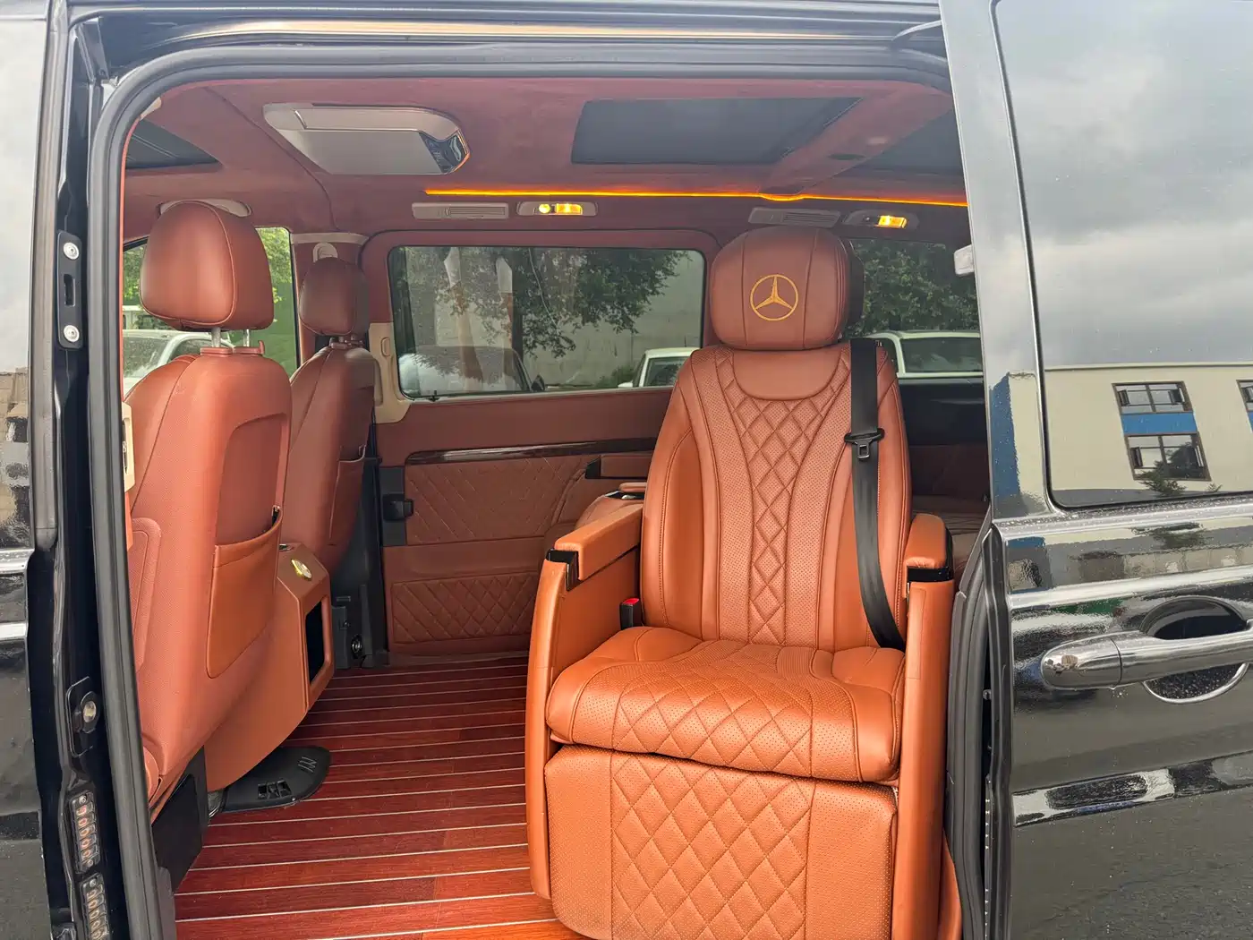 Mercedes-Benz Viano (Import) 2011 3.5L 125th Anniversary Edition 7-Seater фото 5