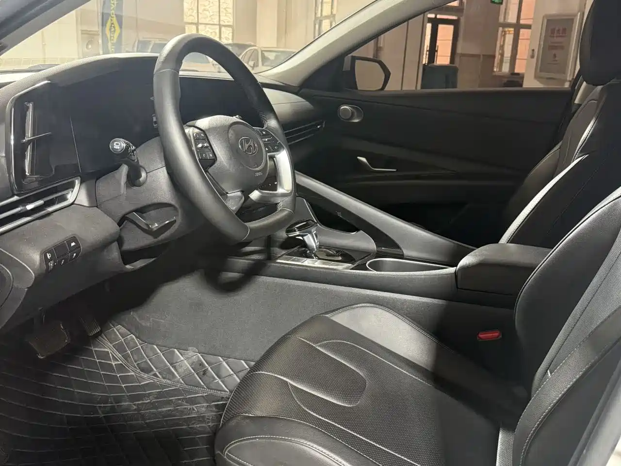Hyundai Elantra 2022 1.5L CVT LUX Premium Edition фото 7