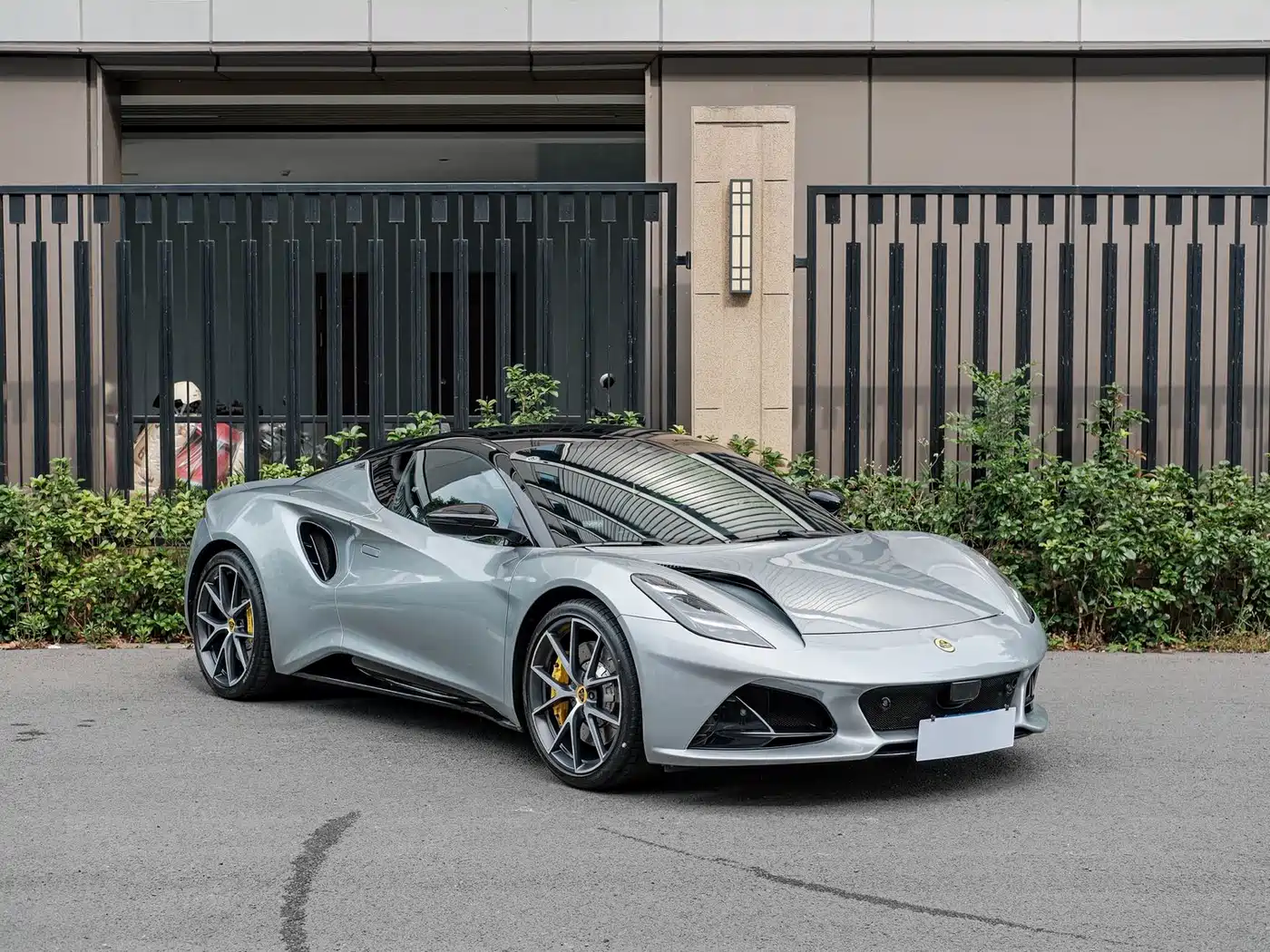 Lotus Cars EMIRA 2021 2.0T DCT First Edition фото 3