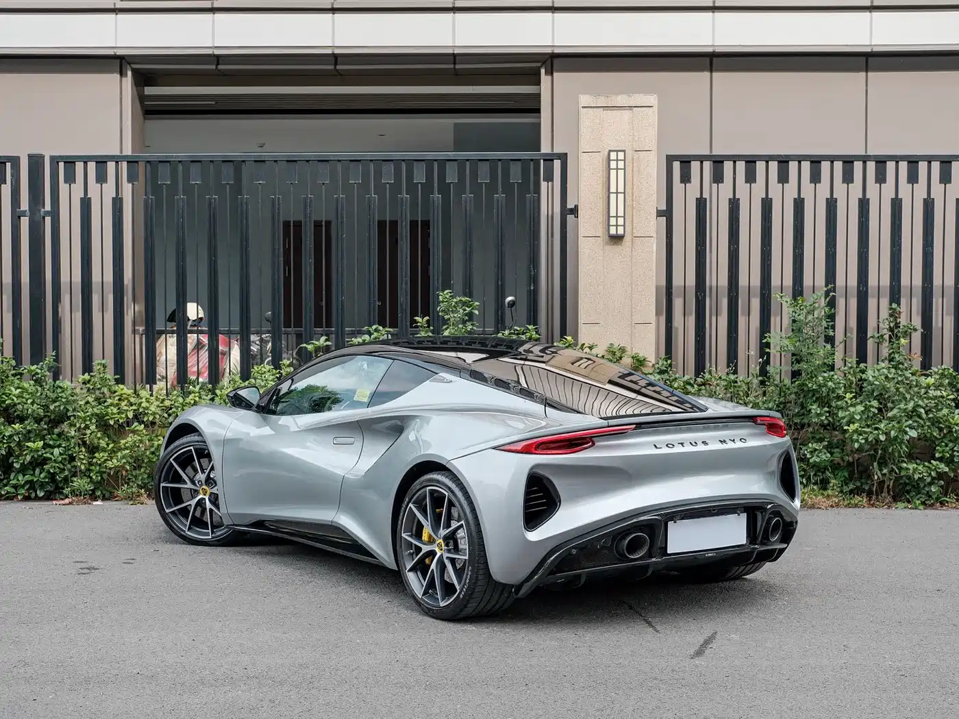 Lotus Cars EMIRA 2021 2.0T DCT First Edition фото 5