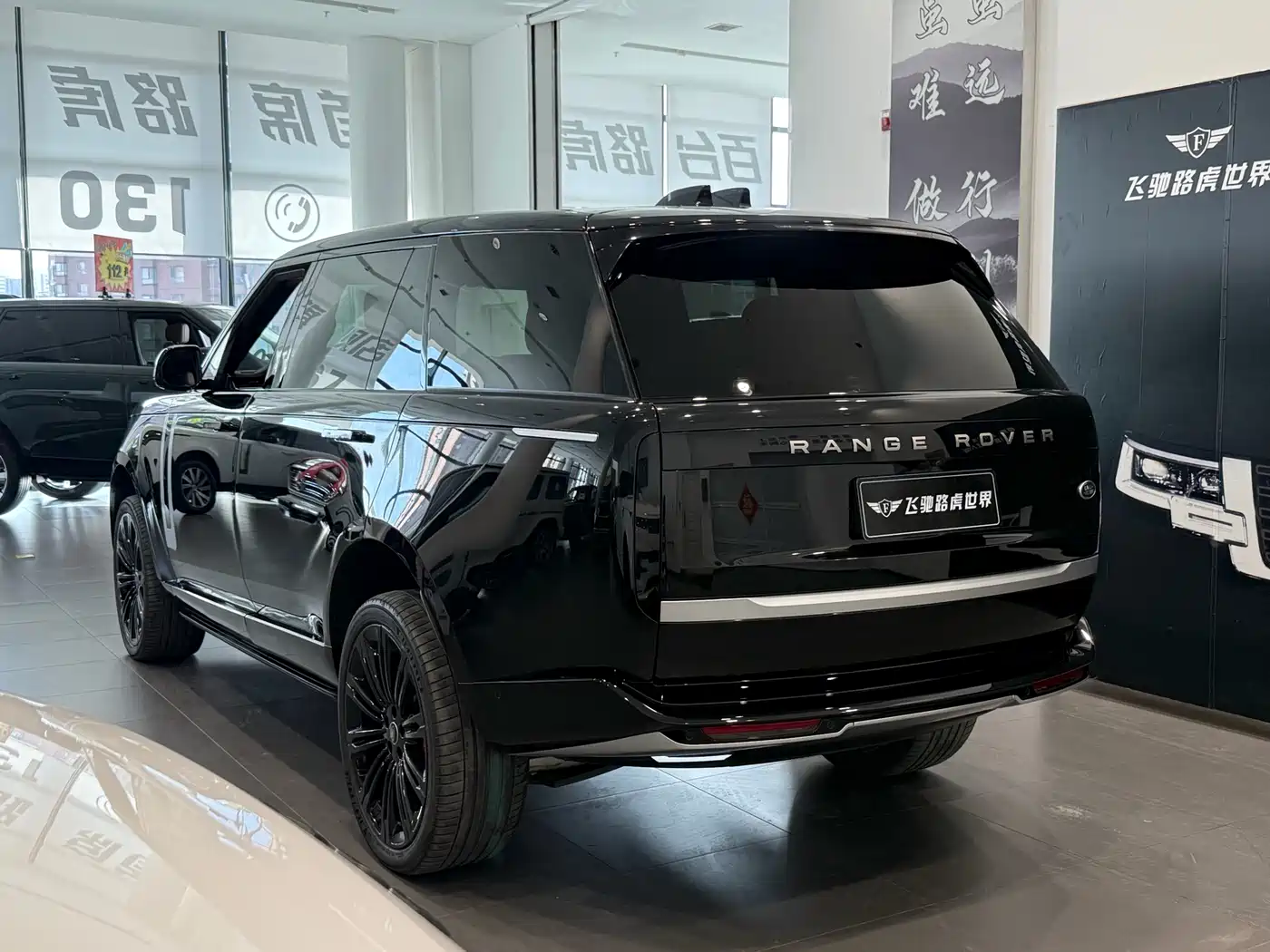 Land Rover Range Rover 2025 3.0 L6 400PS Flourishing Era Extended Wheelbase фото 21