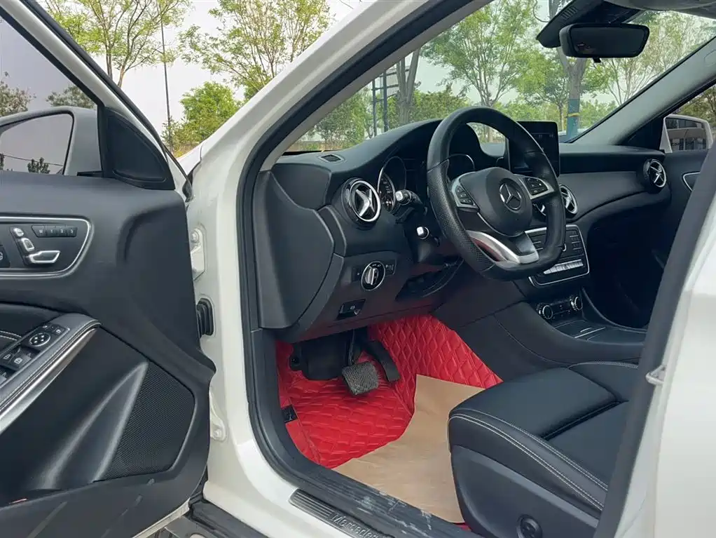 Mercedes-Benz GLA 2018 GLA 200 Dynamic фото 14