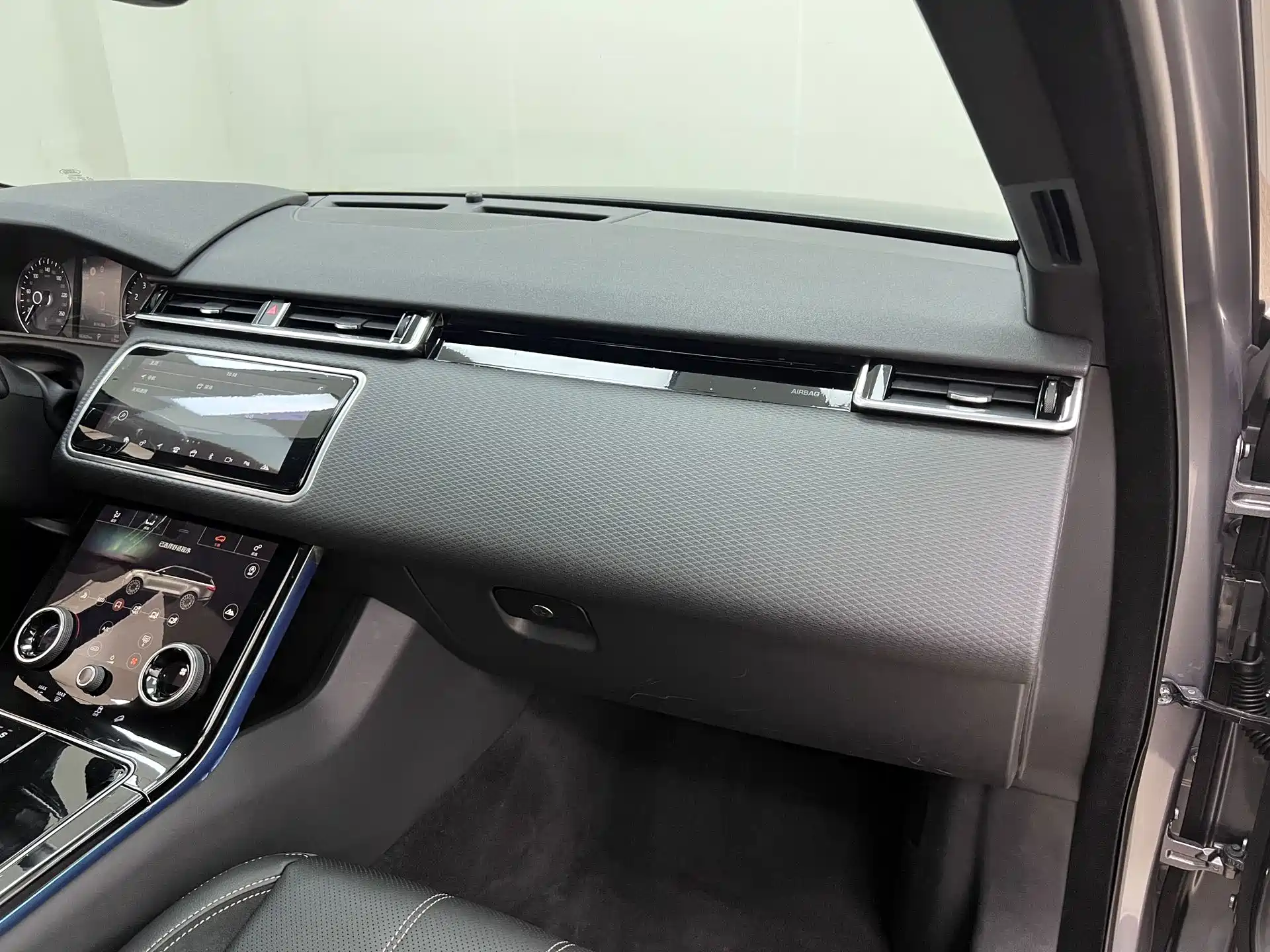 Фото 9 - Land Rover Range Rover Velar
