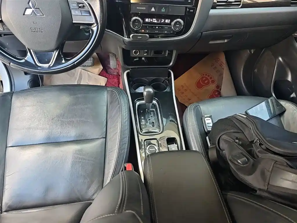 MITSUBISHI OUTLANDER