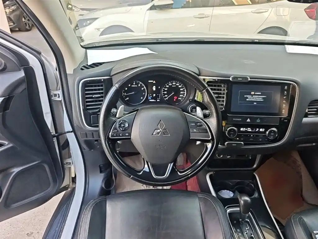 MITSUBISHI OUTLANDER