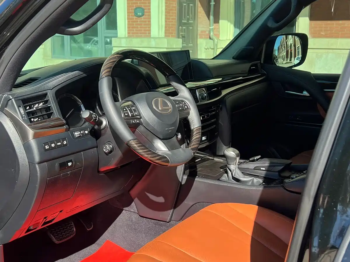 Фото 17 - Lexus LX