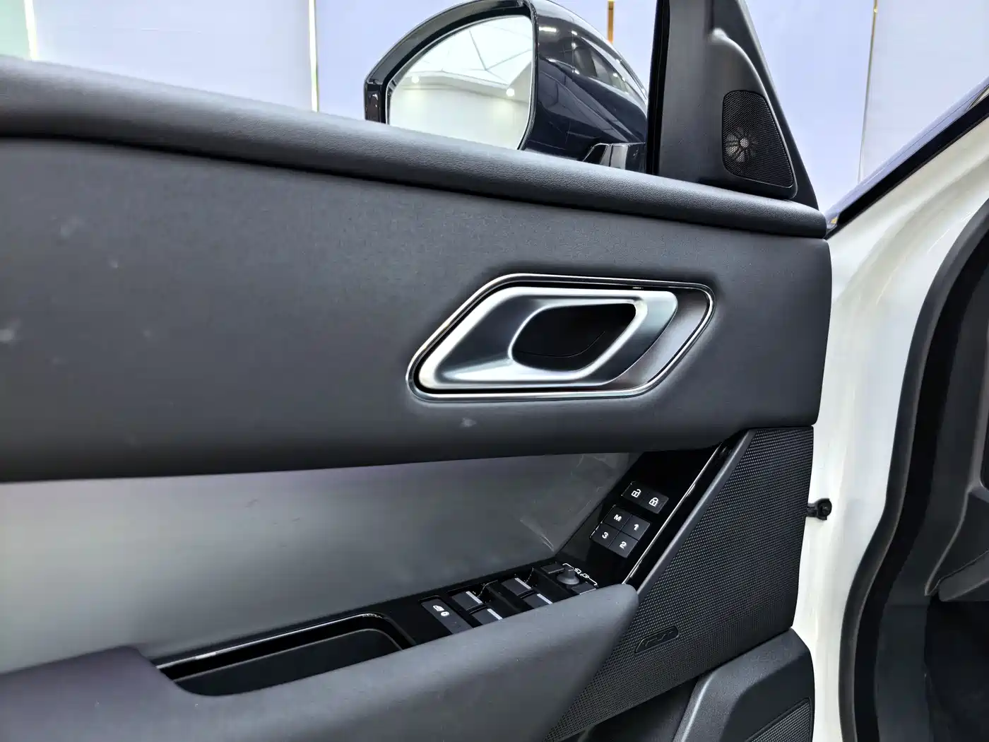 Land Rover Range Rover Velar 2025 S фото 5