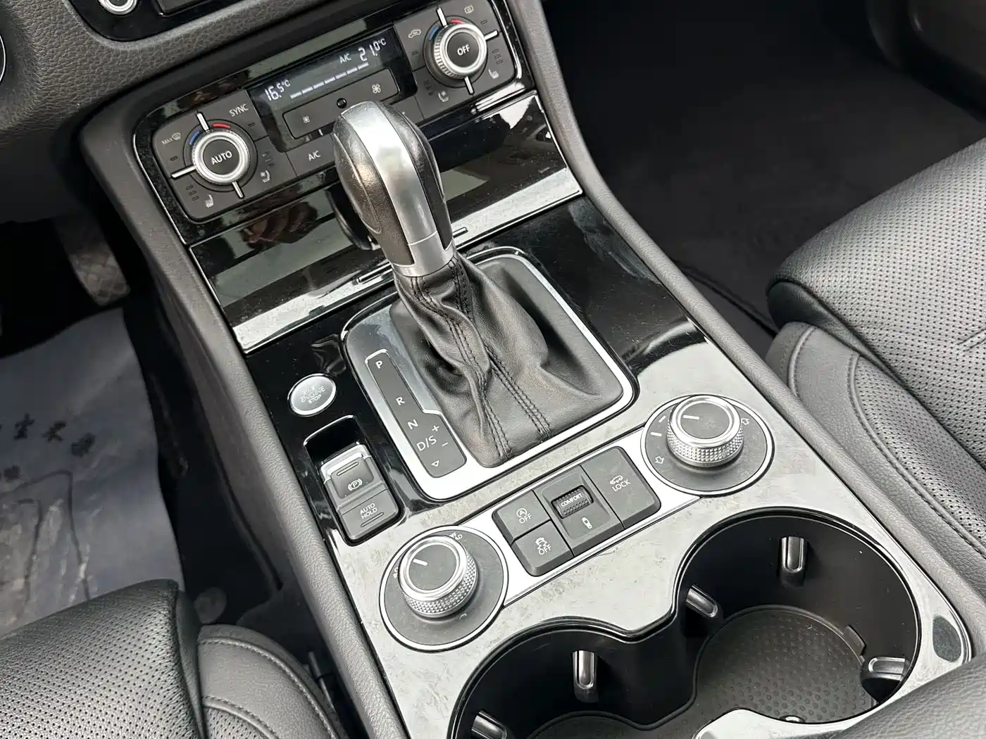 Volkswagen Touareg 2017 3.0TSI Explorer Edition фото 18
