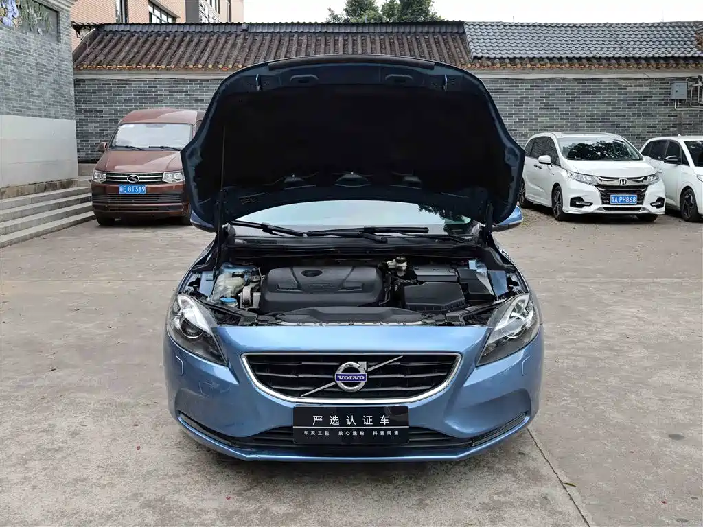 VOLVO V40