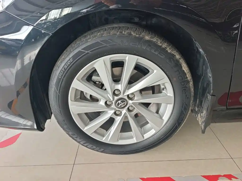 Фото 23 - Toyota Camry