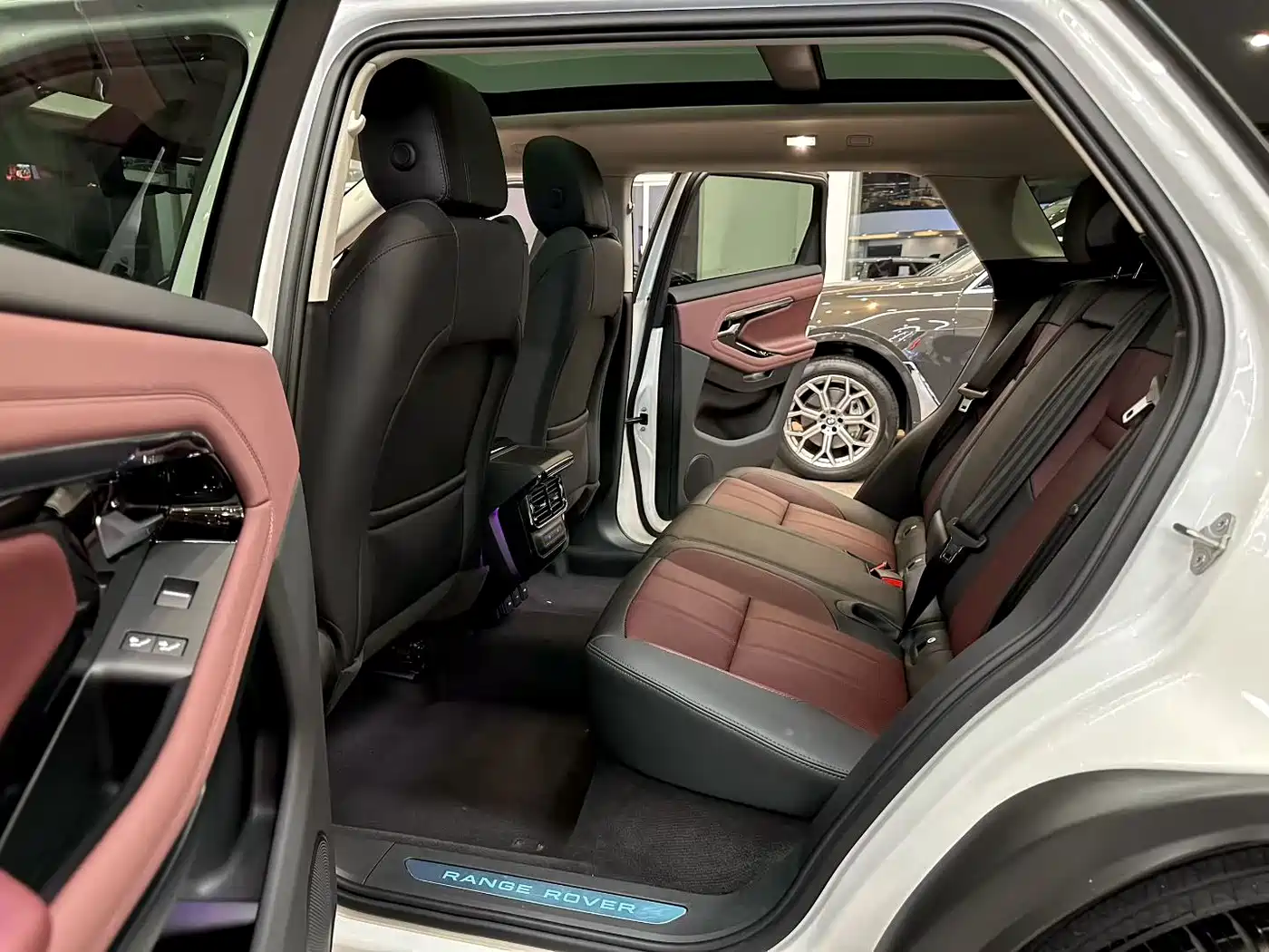 Land Rover Range Rover Evoque 2022 Facelift Range Rover Evoque L 249PS R-Dynamic Luxury фото 9