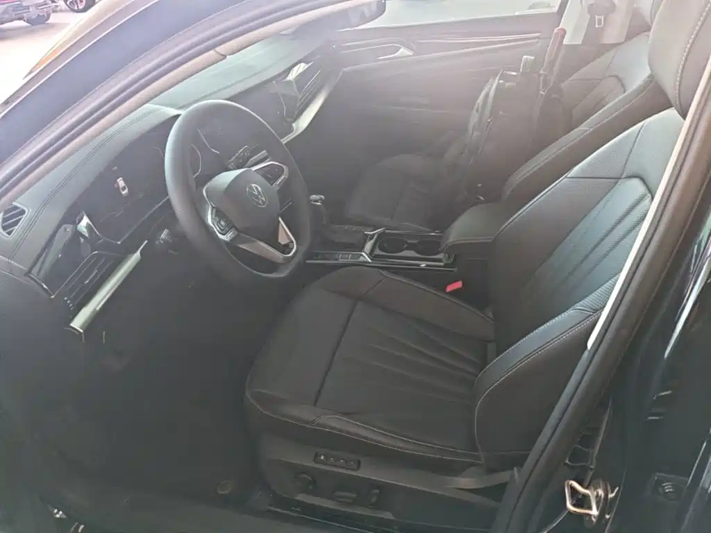 Фото 14 - Volkswagen Passat