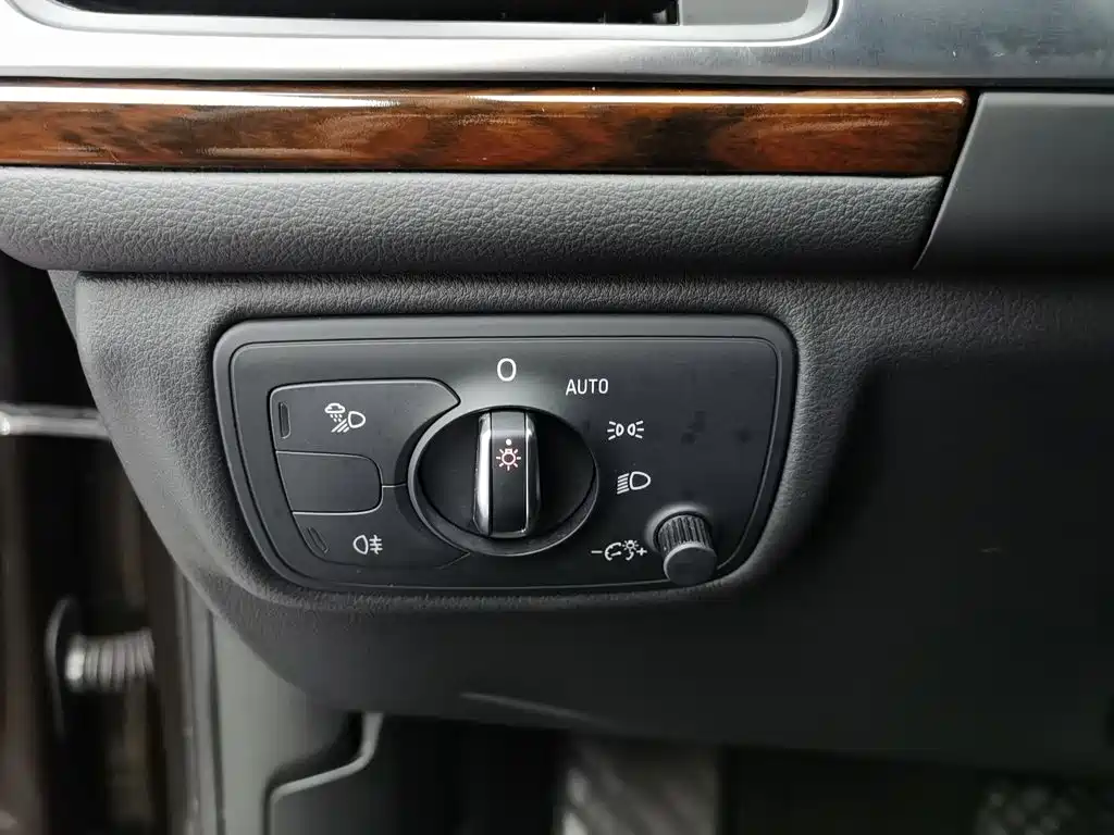 Фото 21 - Audi A6L