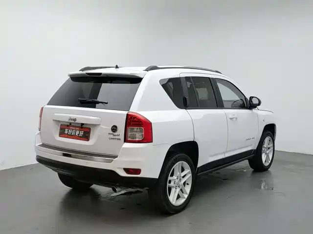 Jeep Compass (Import) 2013 2.0L FWD Luxury — фото 2