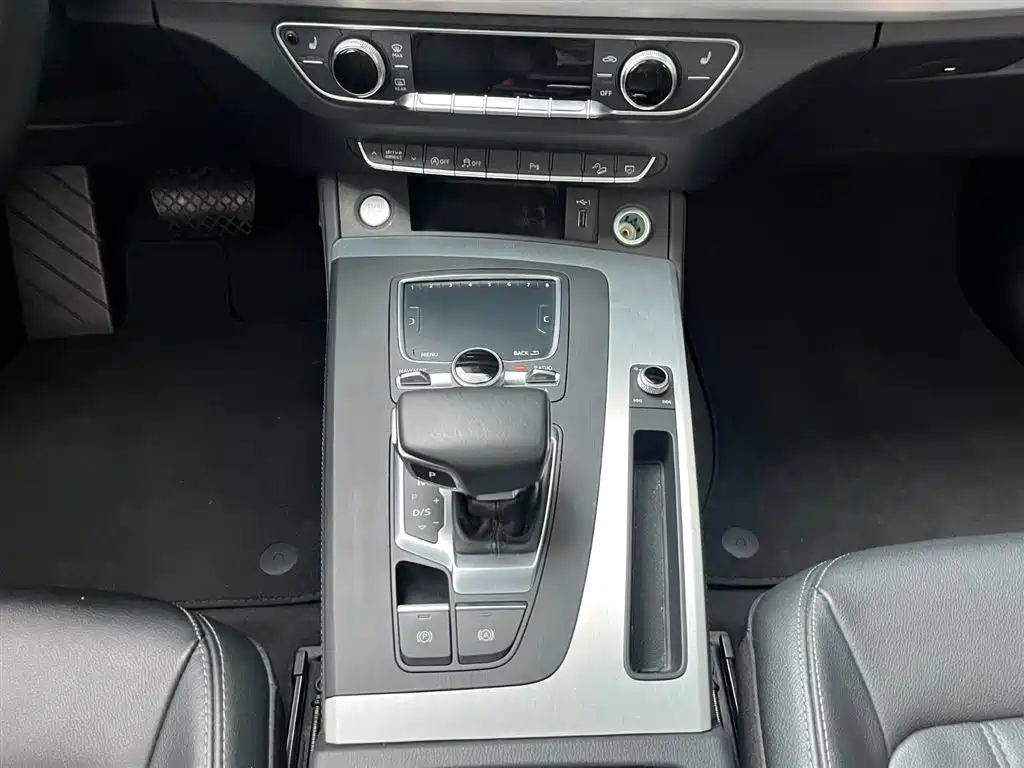 Audi Q5L 2020 Facelift 40 TFSI Honor Fashion фото 12