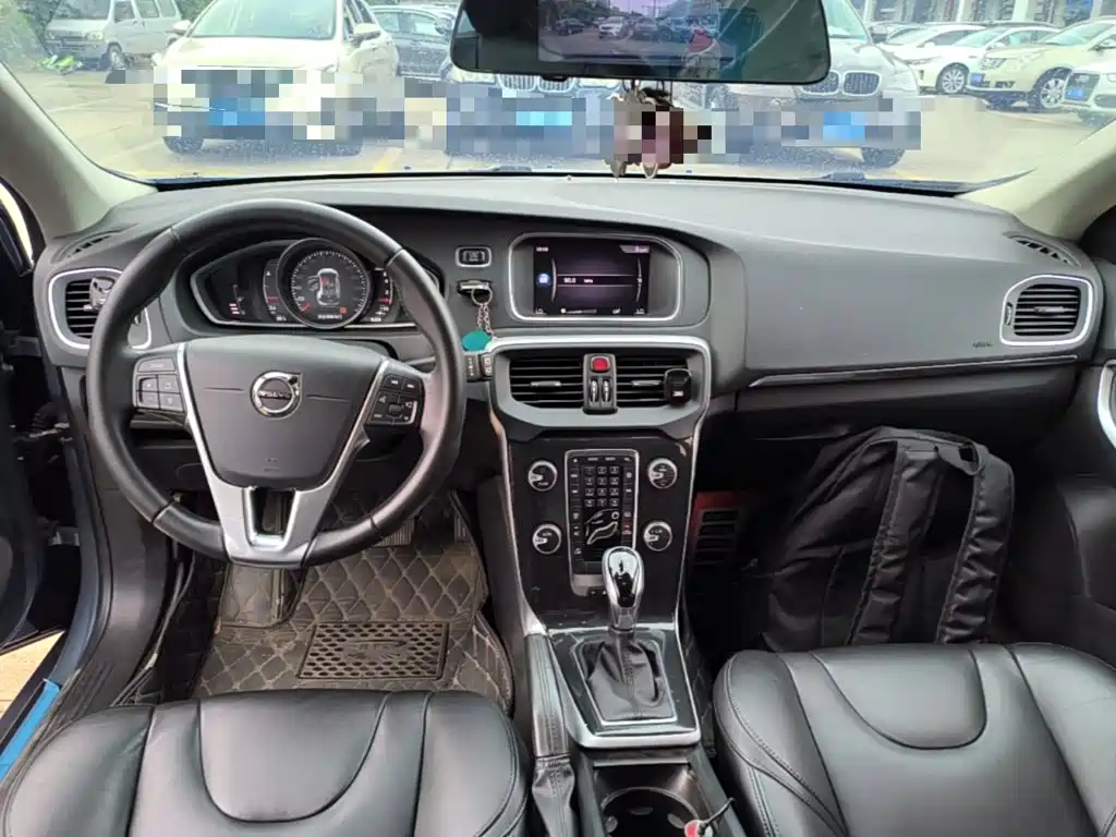 Фото 10 - Volvo V40