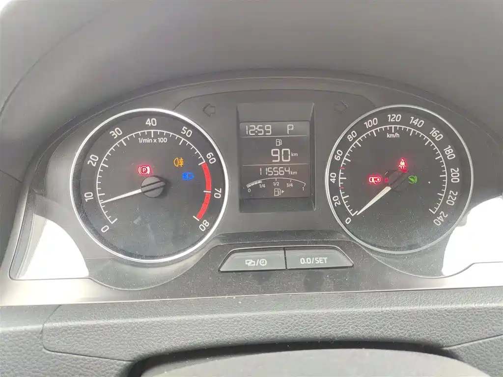 Škoda Skoda Rapid Spaceback 2014 1.6L Automatic Joy Edition фото 8