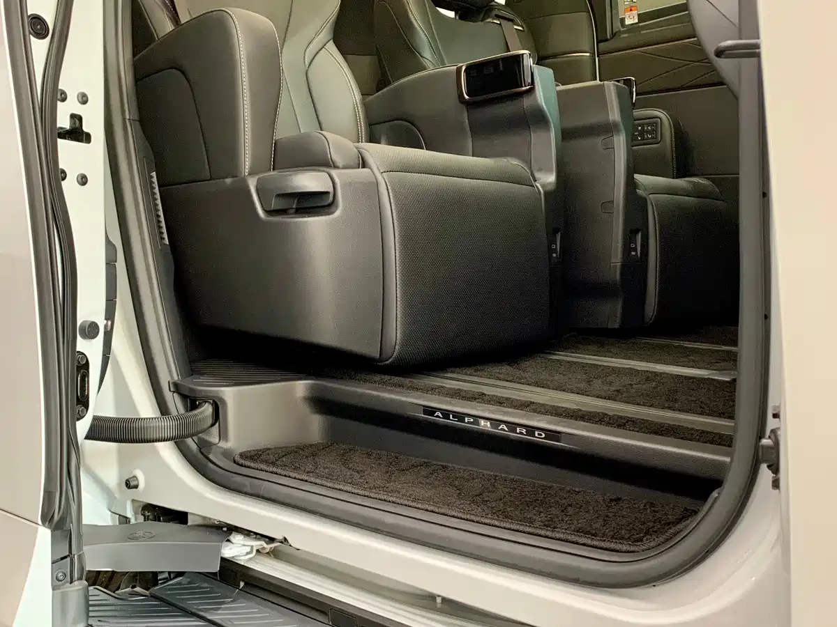 Фото 9 - Toyota Alphard