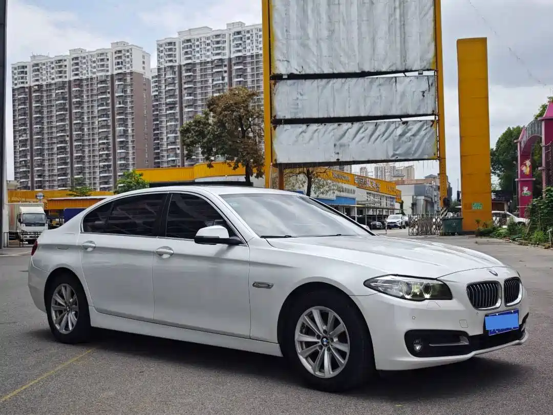 BMW 5 Series 2017 520Li Classic Edition фото 3
