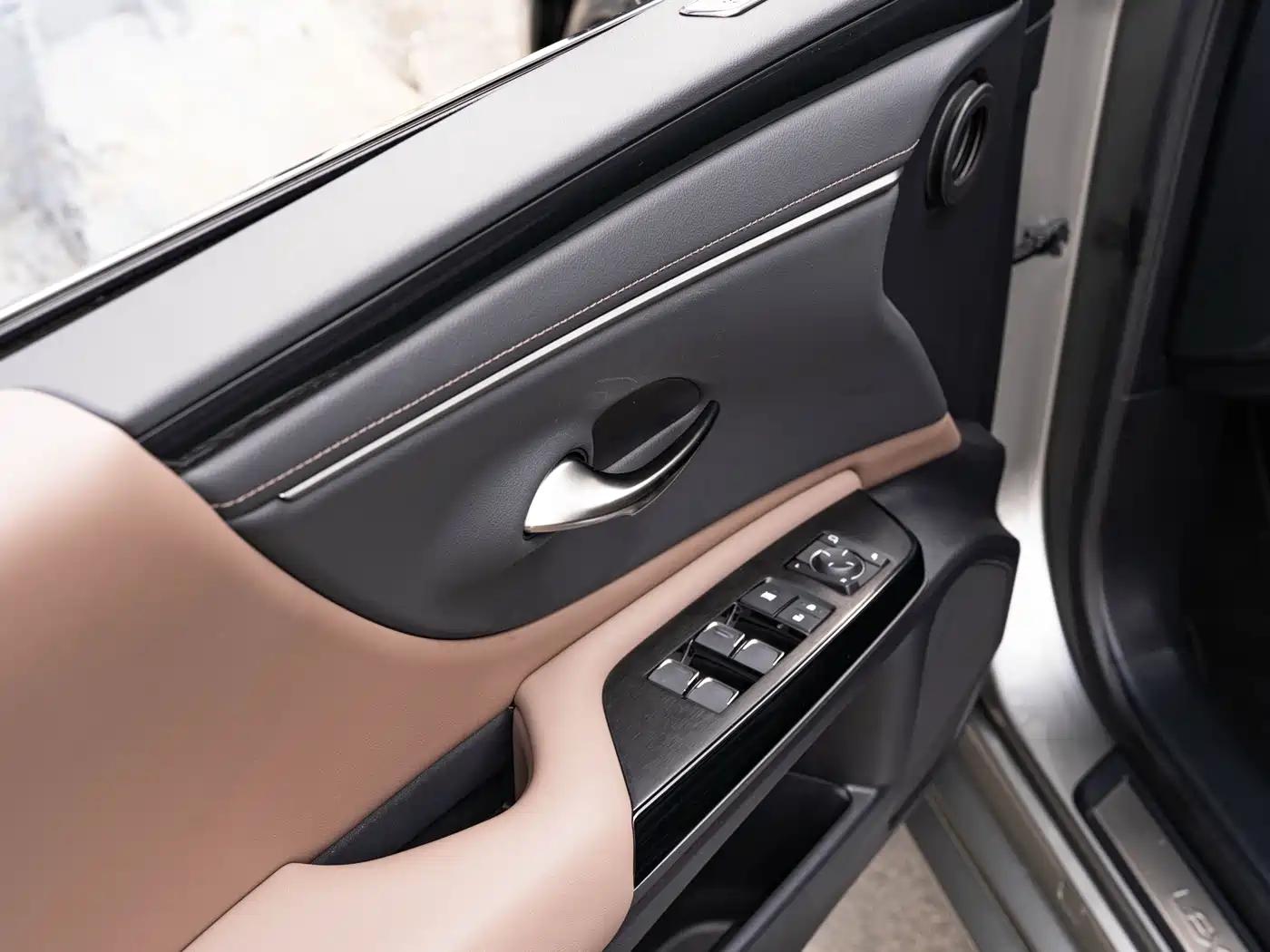 Lexus ES 2022 300h Ultimate Edition фото 19