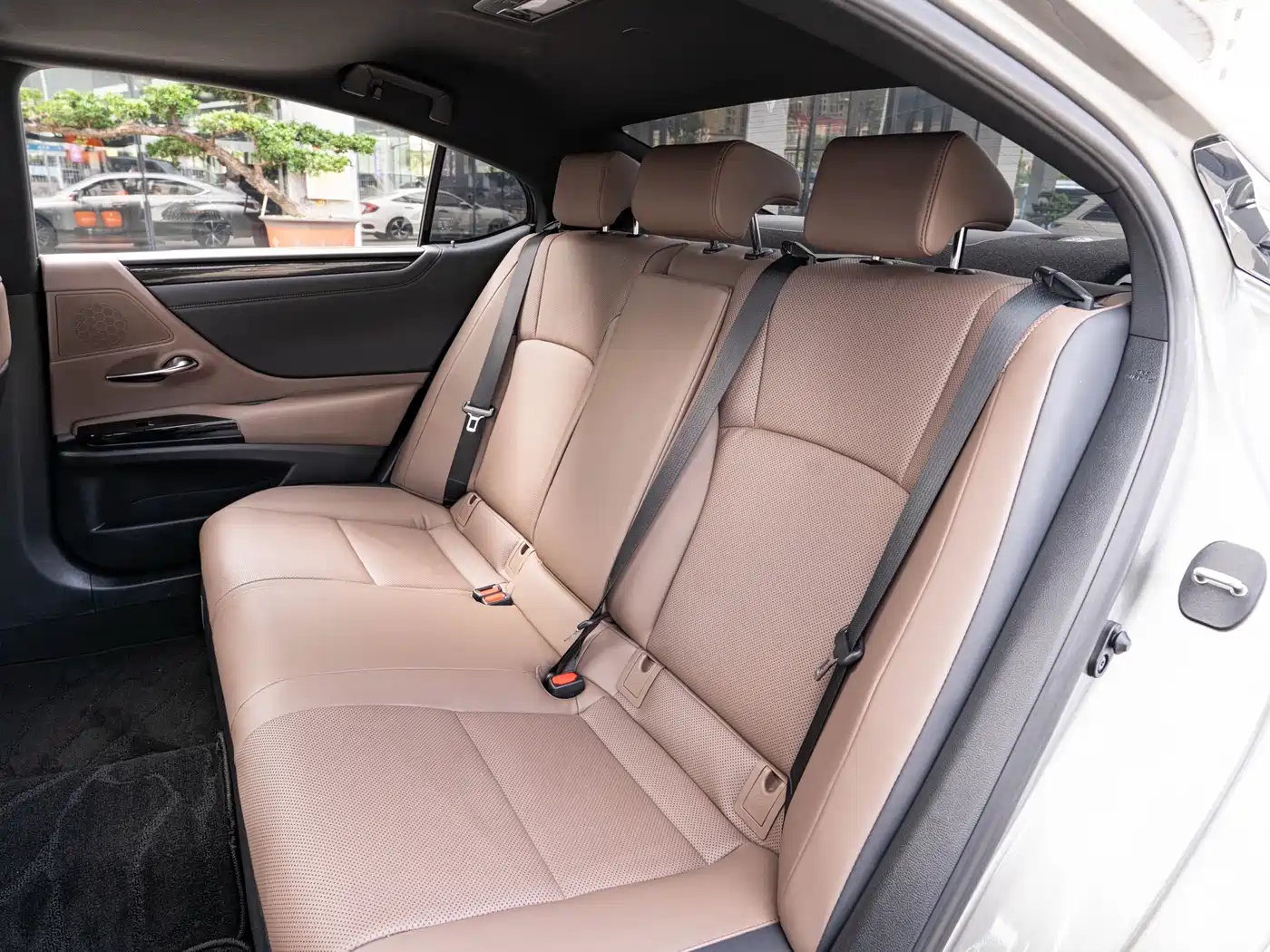 Lexus ES 2022 300h Ultimate Edition фото 12