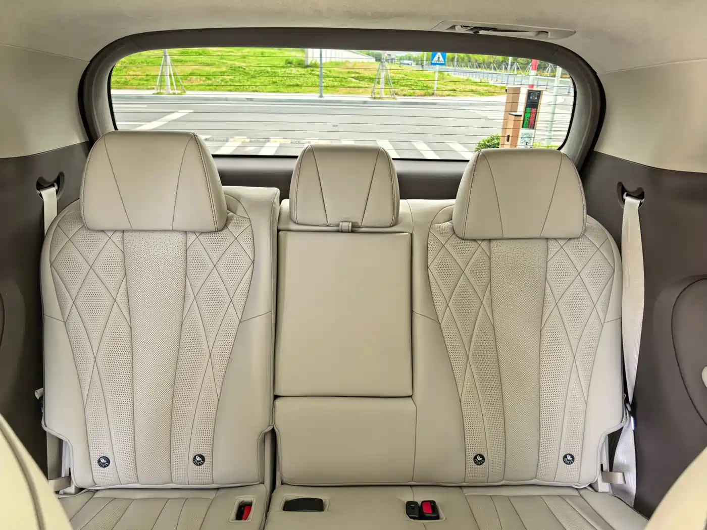Denza D9 2022 DM-i 970 AWD Flagship фото 8