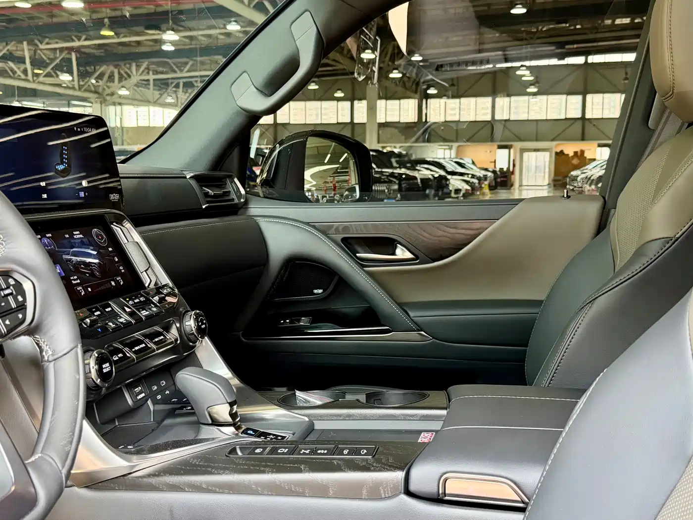 Lexus LX 2025 700h OVERTRAIL Frontier Edition фото 16